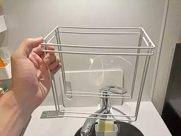 100均ふきんかけを『逆』に置くだけ！　2つのキッチン収納活用法に「万能」