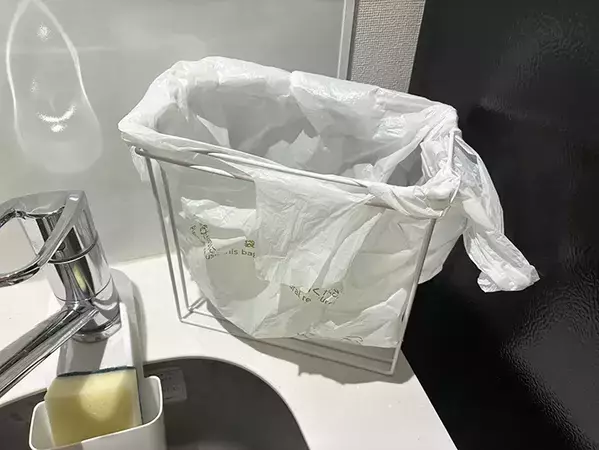 100均ふきんかけを『逆』に置くだけ！　2つのキッチン収納活用法に「万能」