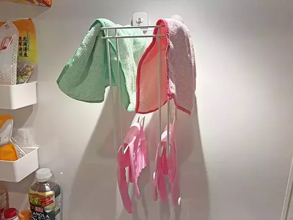 100均ふきんかけを『逆』に置くだけ！　2つのキッチン収納活用法に「万能」