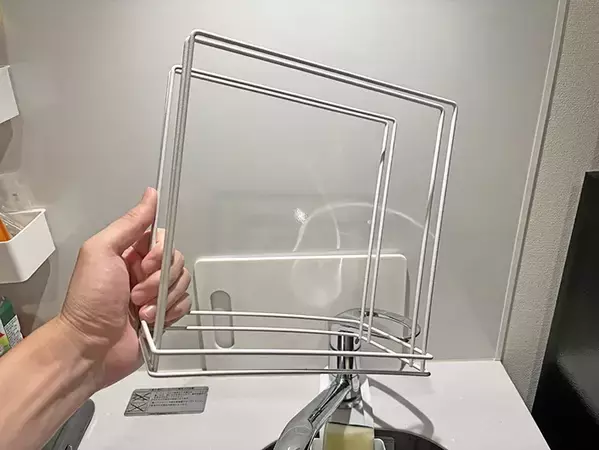 100均ふきんかけを『逆』に置くだけ！　2つのキッチン収納活用法に「万能」