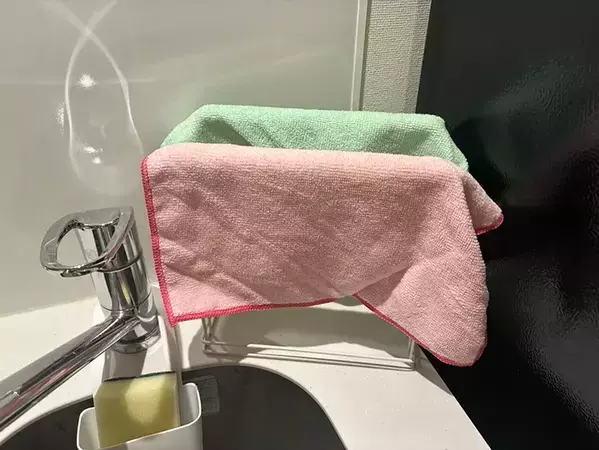 100均ふきんかけを『逆』に置くだけ！　2つのキッチン収納活用法に「万能」