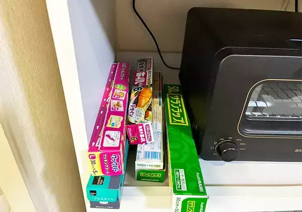 キッチンの『かさばるもの』はこれで解決　100均の『ファイルスタンド』の思わぬ活用法とは