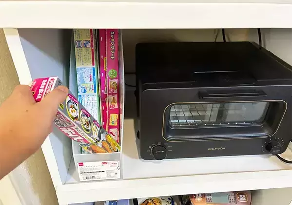 キッチンの『かさばるもの』はこれで解決　100均の『ファイルスタンド』の思わぬ活用法とは