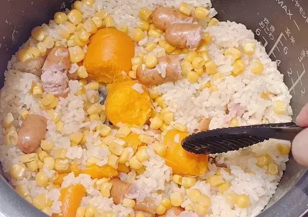 炊飯前に『ドーンと丸ごと』入れるだけ！　包丁いらずで「夏休みの救世主」「子供が喜んだ」