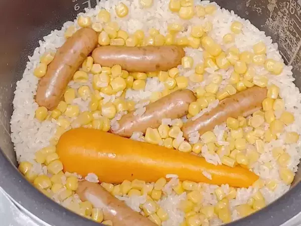 炊飯前に『ドーンと丸ごと』入れるだけ！　包丁いらずで「夏休みの救世主」「子供が喜んだ」