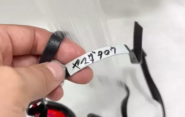 油性ペンで直書き、もうしない！　プール用品の名前書きに役立つ「身近なアイテム」とは