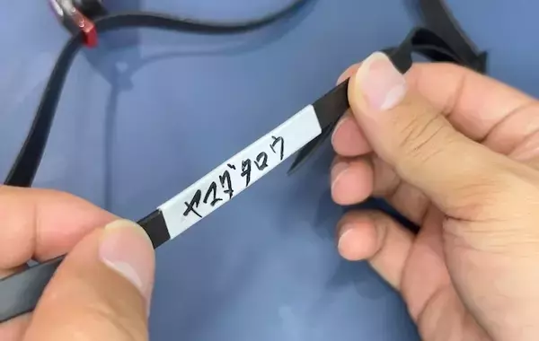 油性ペンで直書き、もうしない！　プール用品の名前書きに役立つ「身近なアイテム」とは