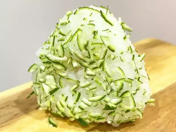 夏は『おにぎり』こう食べる！　刻んでまぶすだけで「暑い日もさっぱり」「弁当にもいい」