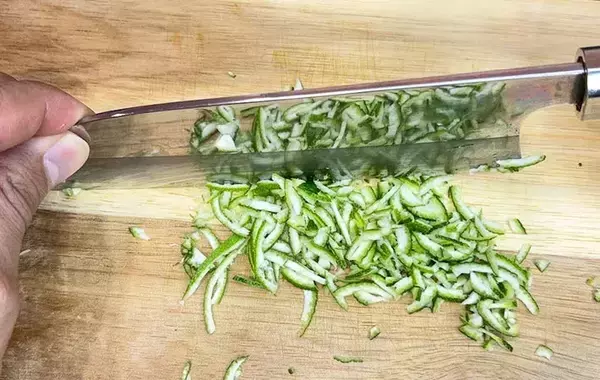 夏は『おにぎり』こう食べる！　刻んでまぶすだけで「暑い日もさっぱり」「弁当にもいい」