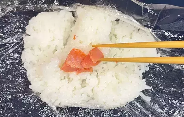 夏は『おにぎり』こう食べる！　刻んでまぶすだけで「暑い日もさっぱり」「弁当にもいい」
