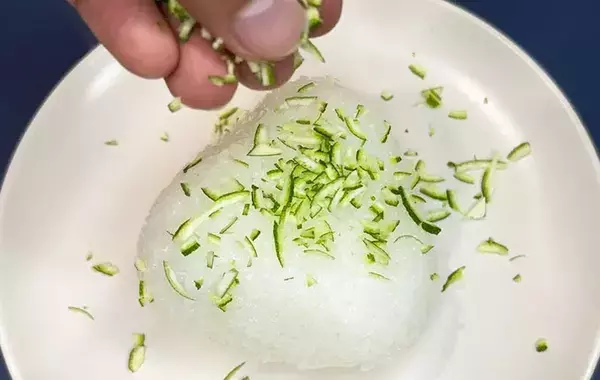 夏は『おにぎり』こう食べる！　刻んでまぶすだけで「暑い日もさっぱり」「弁当にもいい」