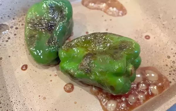 ピーマンを切らないで　タネやヘタも一緒に食べる『おかか和え』が大正解