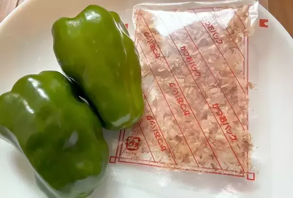 ピーマンを切らないで　タネやヘタも一緒に食べる『おかか和え』が大正解