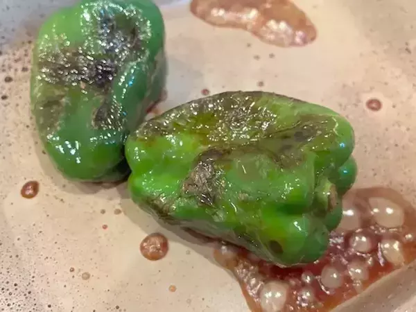 ピーマンを切らないで　タネやヘタも一緒に食べる『おかか和え』が大正解