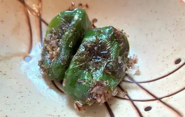 ピーマンを切らないで　タネやヘタも一緒に食べる『おかか和え』が大正解