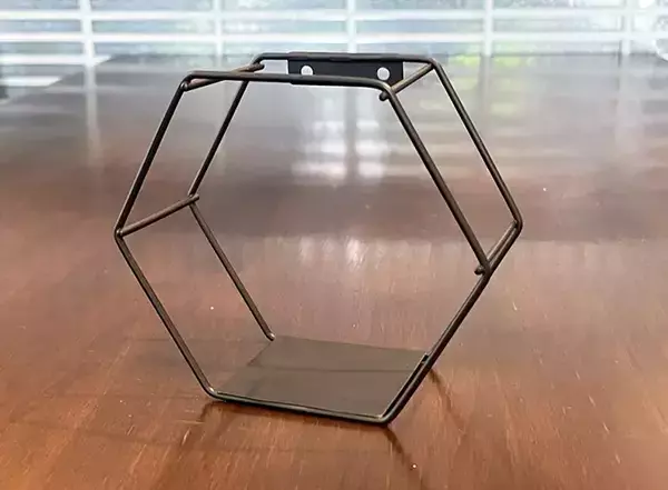 110円の壁掛けインテリアにマグネットをペタッ　「鍵どこ置いた」問題を解決する裏ワザとは
