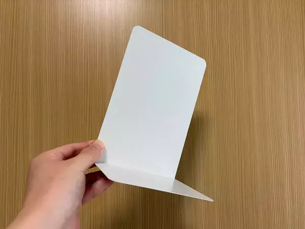 家で余っていたブックエンド　じゃない使い方に「玄関がスッキリ」「雰囲気を邪魔しない」
