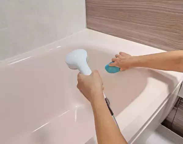 『お風呂』の床をゴシゴシこするのは待った！　汚れをスルッと落とす裏ワザとは【浴室掃除4選】
