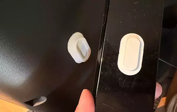 スリコのガジェットホルダーを使うと10秒で浮かせる収納ができる！　小物がスッキリして「部屋の整理ができた！」