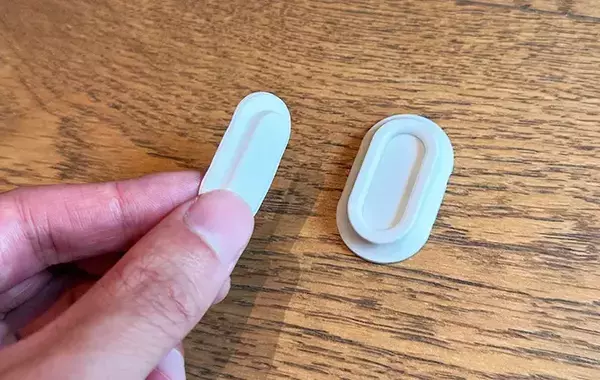 スリコのガジェットホルダーを使うと10秒で浮かせる収納ができる！　小物がスッキリして「部屋の整理ができた！」