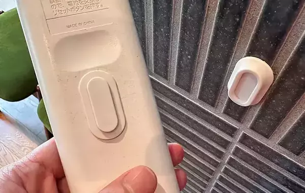 スリコのガジェットホルダーを使うと10秒で浮かせる収納ができる！　小物がスッキリして「部屋の整理ができた！」