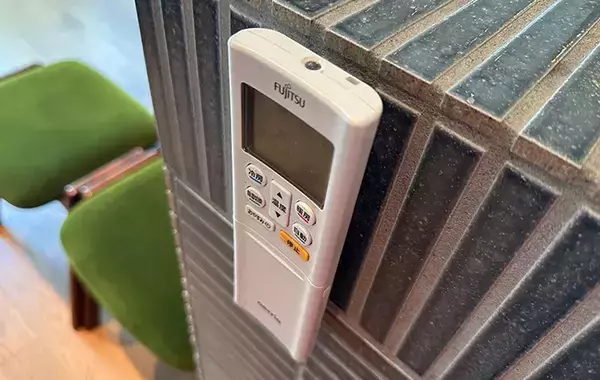 スリコのガジェットホルダーを使うと10秒で浮かせる収納ができる！　小物がスッキリして「部屋の整理ができた！」