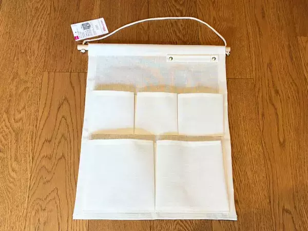 100均の『壁掛け』をソファーの隙間に挟むと悩み解決！　リビングが見違える「意外な収納術」とは