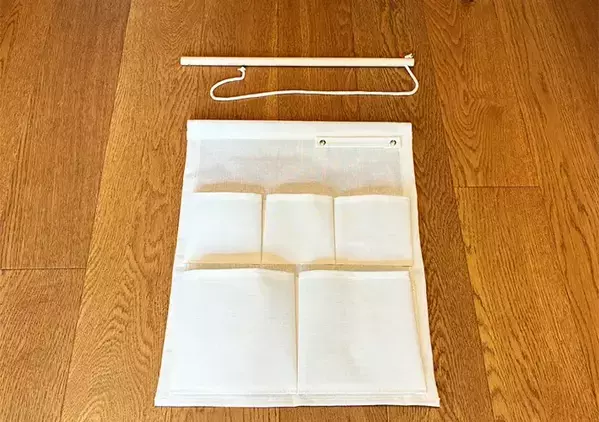 100均の『壁掛け』をソファーの隙間に挟むと悩み解決！　リビングが見違える「意外な収納術」とは