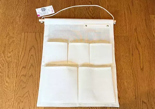 100均の『壁掛け』をソファーの隙間に挟むと悩み解決！　リビングが見違える「意外な収納術」とは