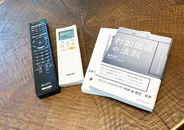 100均の『壁掛け』をソファーの隙間に挟むと悩み解決！　リビングが見違える「意外な収納術」とは