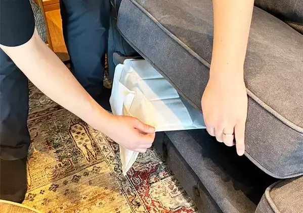 100均の『壁掛け』をソファーの隙間に挟むと悩み解決！　リビングが見違える「意外な収納術」とは