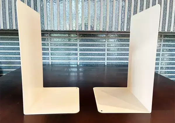 U字に重ねたブックエンドの意外な使い道！　トースター横に設置したら「ごちゃつき解消」
