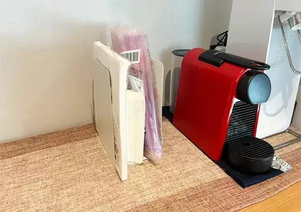 U字に重ねたブックエンドの意外な使い道！　トースター横に設置したら「ごちゃつき解消」