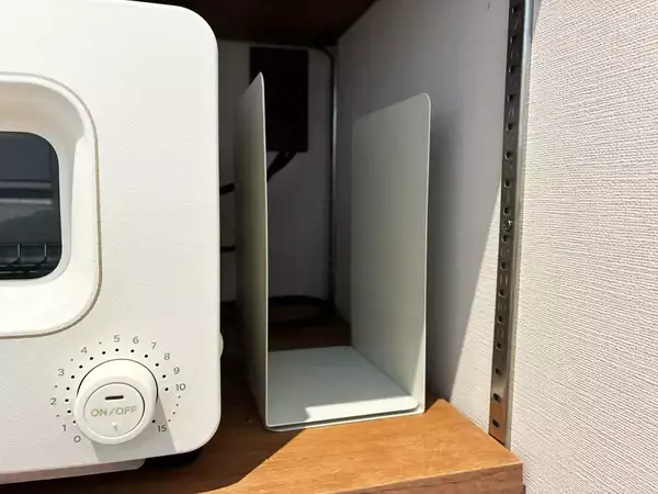 U字に重ねたブックエンドの意外な使い道！　トースター横に設置したら「ごちゃつき解消」