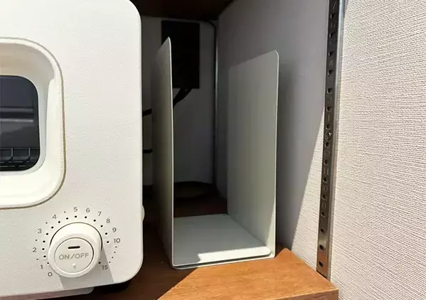 U字に重ねたブックエンドの意外な使い道！　トースター横に設置したら「ごちゃつき解消」