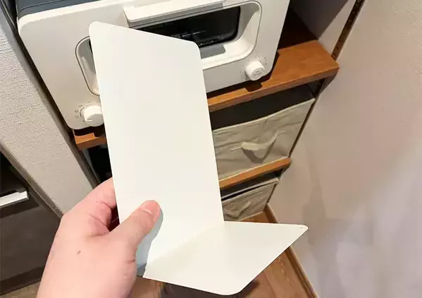 U字に重ねたブックエンドの意外な使い道！　トースター横に設置したら「ごちゃつき解消」