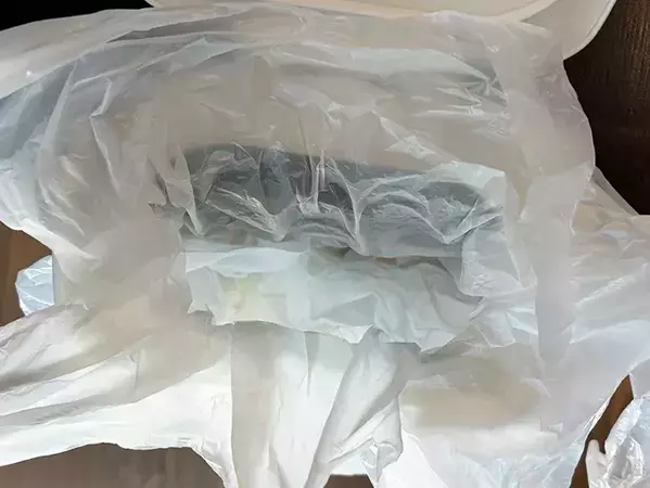 ウェットティッシュの蓋を机に貼るだけ！　30秒で作れる『ゴミ箱』が「便利」