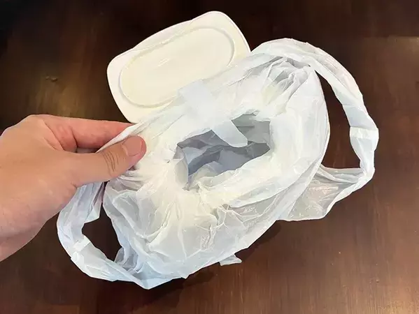 ウェットティッシュの蓋を机に貼るだけ！　30秒で作れる『ゴミ箱』が「便利」