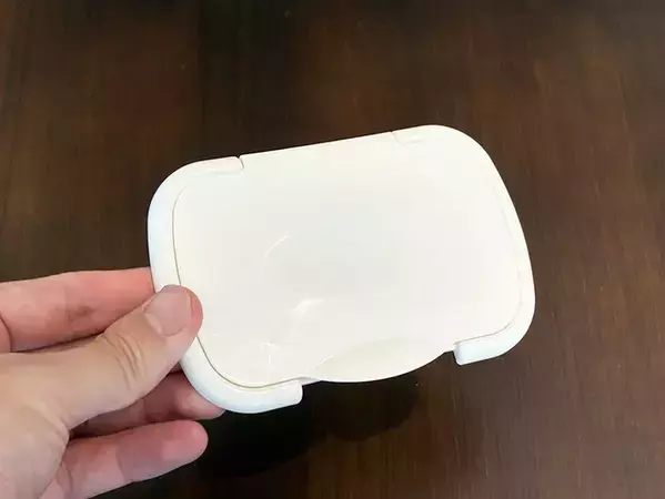 ウェットティッシュの蓋を机に貼るだけ！　30秒で作れる『ゴミ箱』が「便利」