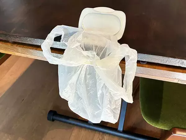 ウェットティッシュの蓋を机に貼るだけ！　30秒で作れる『ゴミ箱』が「便利」