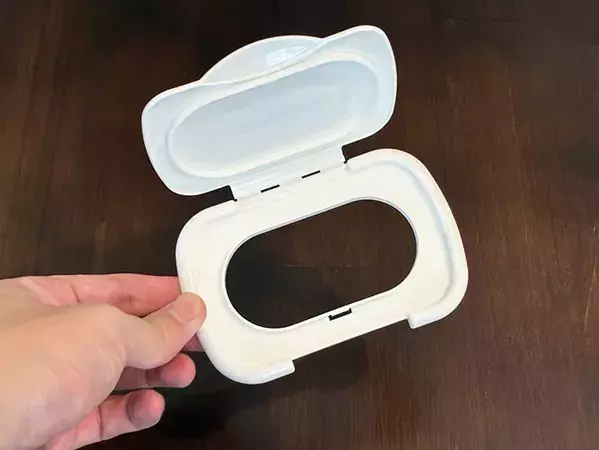 ウェットティッシュの蓋を机に貼るだけ！　30秒で作れる『ゴミ箱』が「便利」