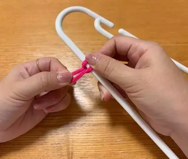 ハンガーに『ヘアゴム』を4個巻きつけて…　洗濯時の裏ワザが、こちら
