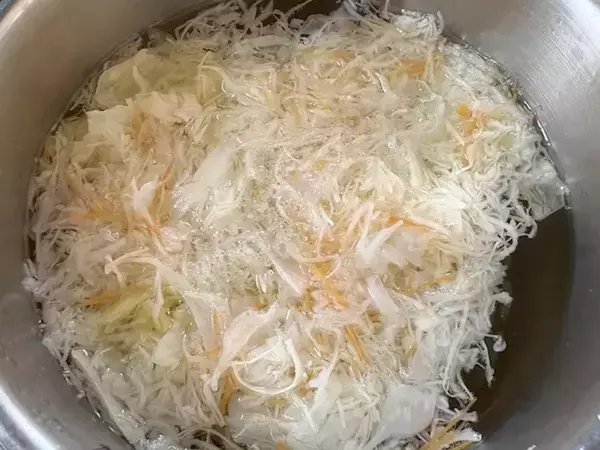 カット野菜をサッとゆでて…　材料２つであっという間に完成する一皿
