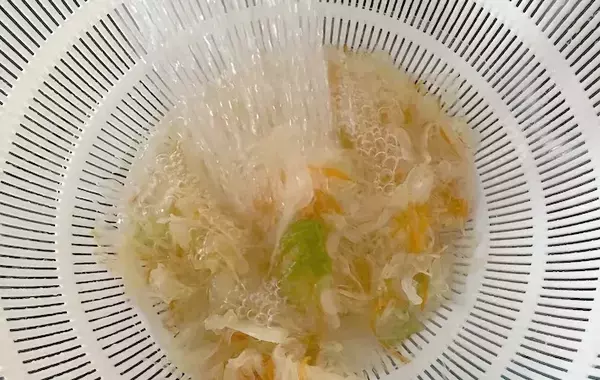 カット野菜をサッとゆでて…　材料２つであっという間に完成する一皿