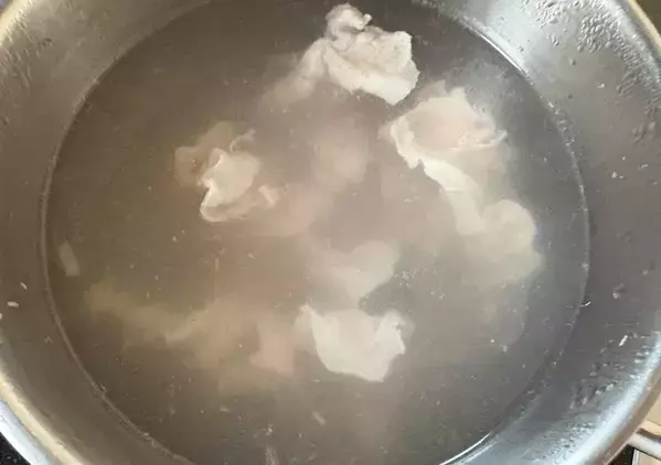 カット野菜をサッとゆでて…　材料２つであっという間に完成する一皿