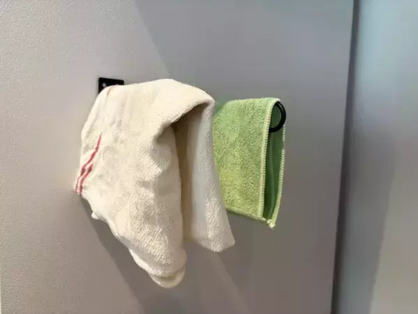 【セリア】100均の『U型ブラケット』を活用！　3つの活用法に「スッキリ収納できた」
