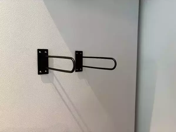 【セリア】100均の『U型ブラケット』を活用！　3つの活用法に「スッキリ収納できた」