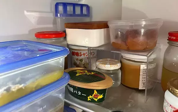 冷蔵庫が食材でいっぱい　コの字型のディスプレイスタンドを2つ入れた変化に驚き！