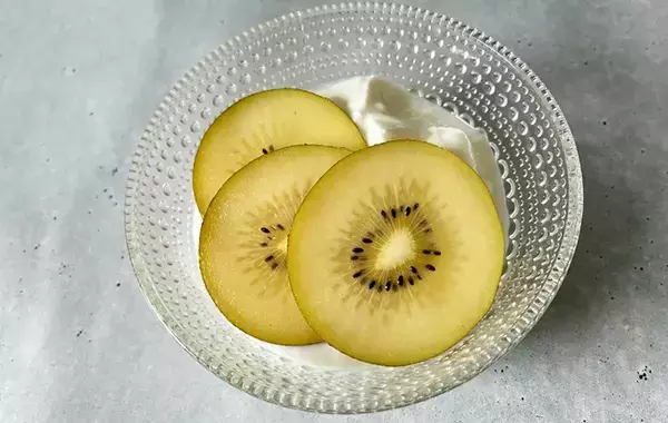 キウイをアルミホイルでこするだけで…意外な食べ方に「すごい楽」