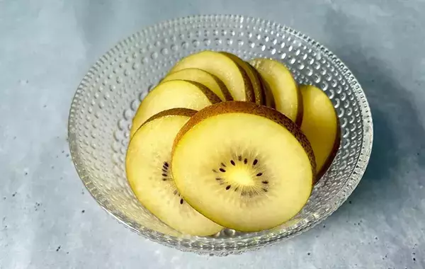 キウイをアルミホイルでこするだけで…意外な食べ方に「すごい楽」